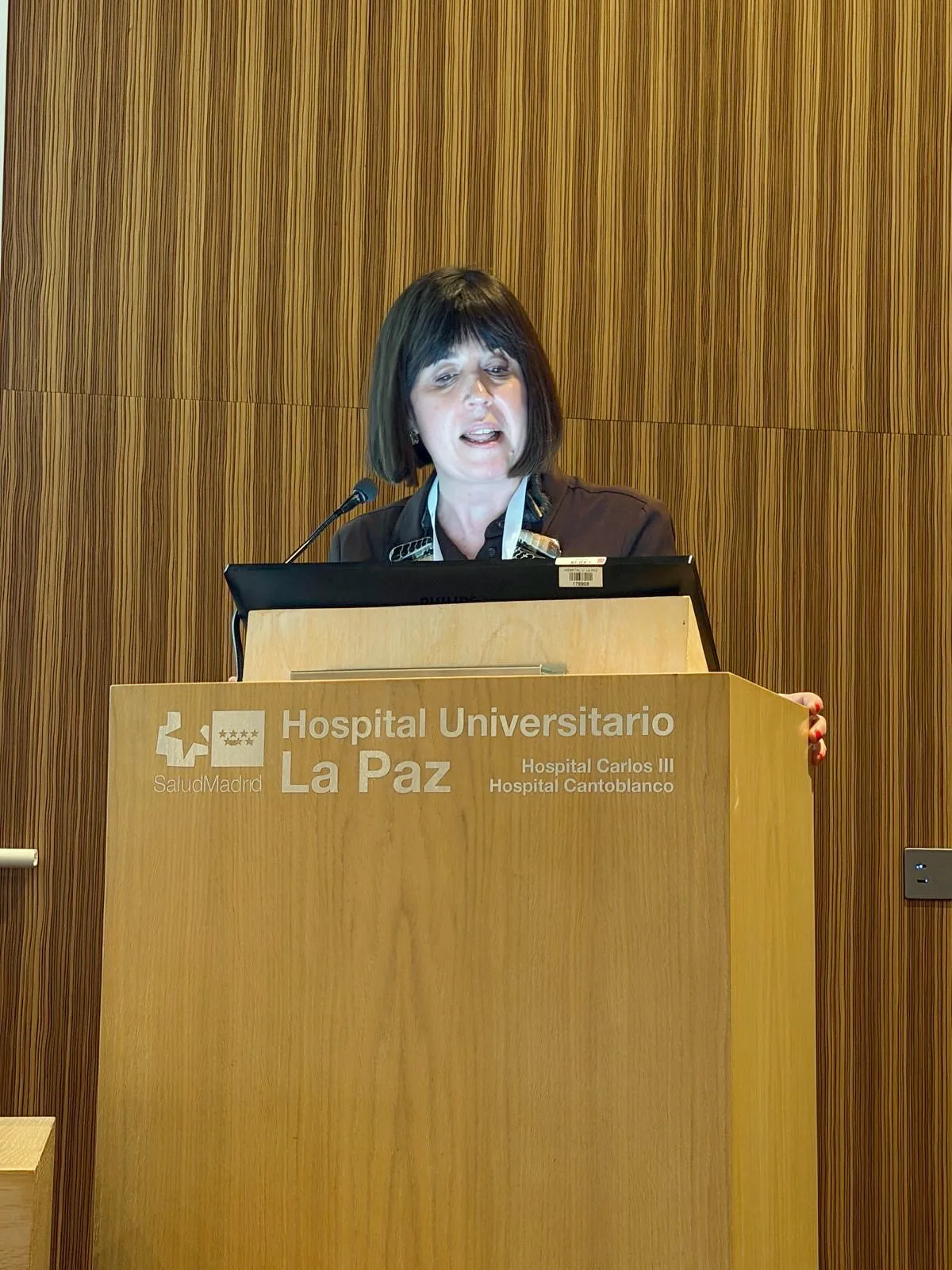 La Dra. Itziar Gotxi en el atril del Curso Internacional de Voz y Fonocirugía, Hospital Universitario La Paz